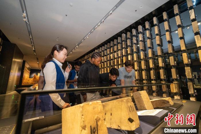 来自600多年前的明朝城墙砖吸引了大家的目光。　南京广播电视集团供图