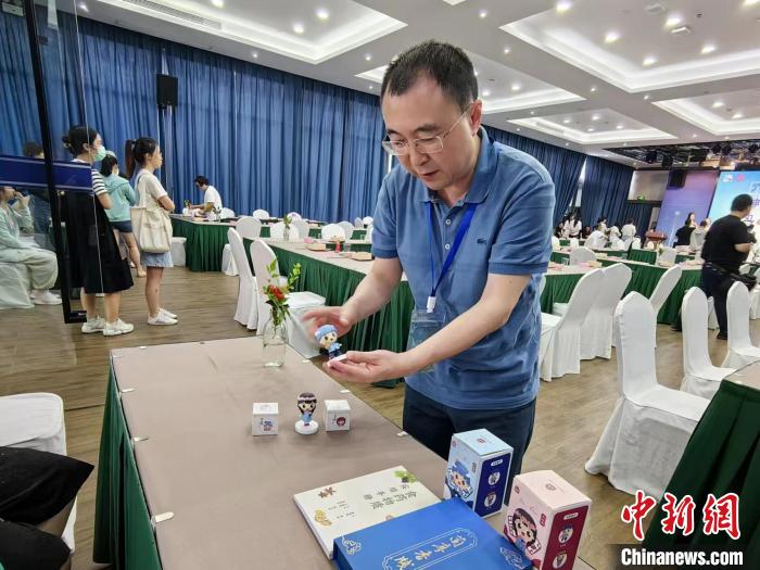 上海市中医文献馆为中外营员准备了“中医文创大礼包”。　陈静 摄