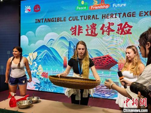 中国侨网外国青少年体验六神丸的制作。　上海市中医文献馆供图