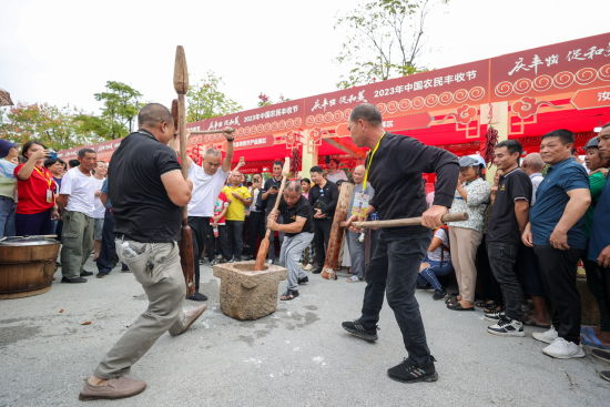 打糍粑。欧阳常海 摄