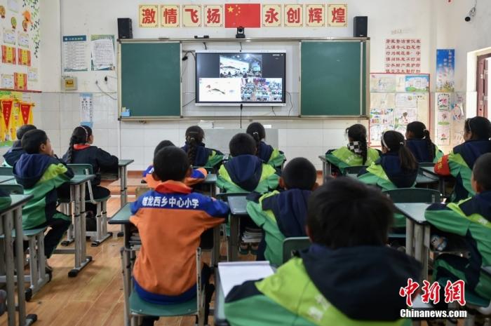 雄龙西乡中心小学的学生通过远程教育平台和四川天府新区华阳实验小学，的学生一起上课。<a target='_blank'  data-cke-saved-href='/' href='/' >中新网</a>记者 李骏 摄