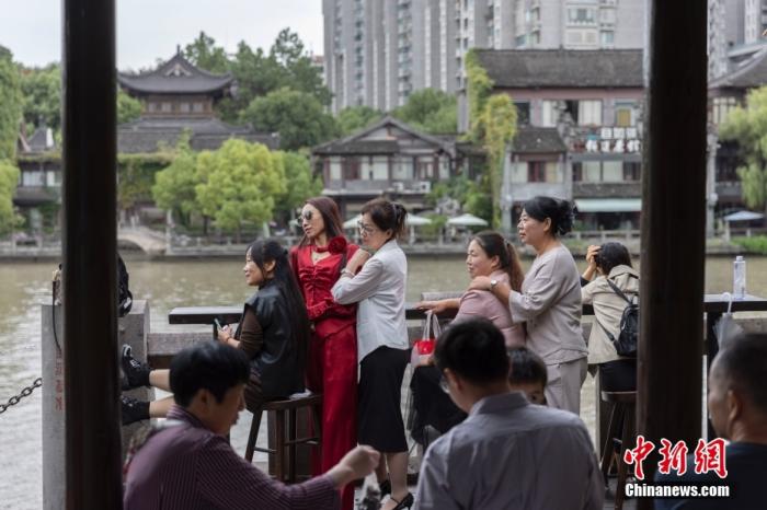 10月6日，浙江杭州，游客在京杭大运河南端的拱宸桥附近拍摄照片。 <a target='_blank' href='/'>中新社</a>记者 泱波 摄