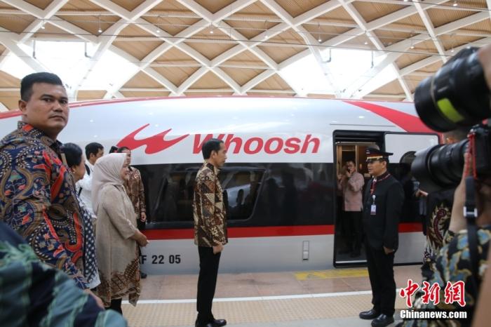当地时间10月2日上午，印度尼西亚总统佐科在首都雅加达哈利姆高铁站宣布雅万高铁正式启用。图为登车前，列车长向佐科报告。<a target='_blank' href='/'>中新社</a>记者 李志全 摄