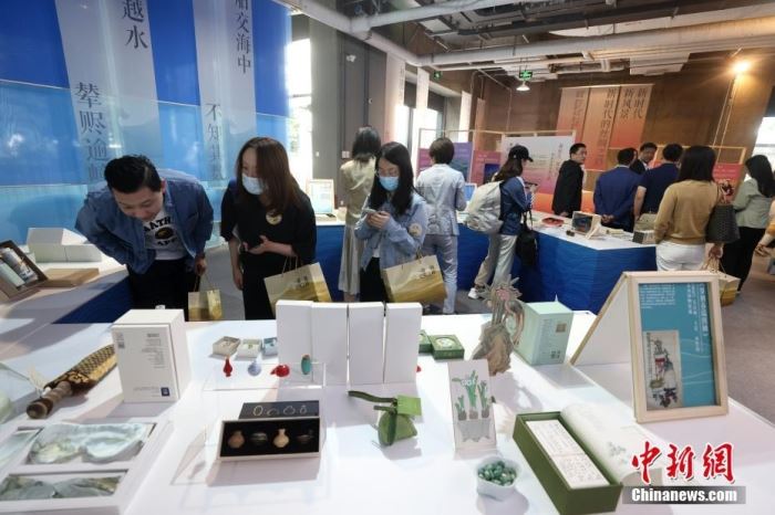 9月28日，“一带一路，文明之桥”图书文创展在北京图书大厦开幕，图为观众参观展览。<a target='_blank' href='/'>中新社</a>记者 张宇 摄