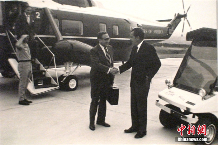 当年基辛格秘密访华后返回美国，尼克松乘车到专机边迎接的照片。<a target='_blank' href='/'>中新社</a>记者 贾国荣 摄