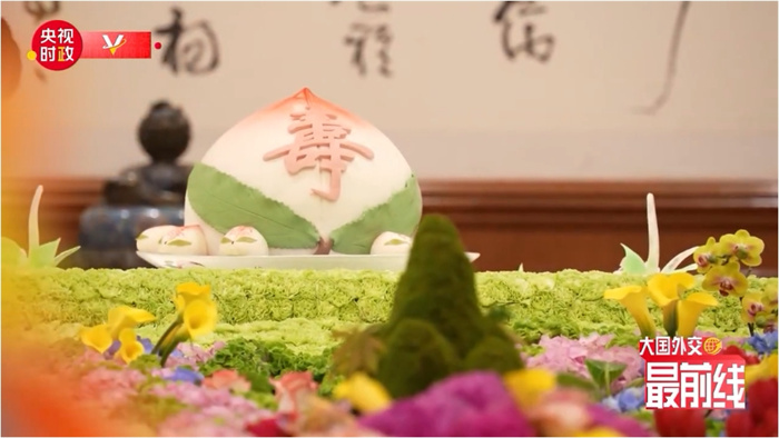 图为今年7月基辛格访华时午宴上的寿桃。来源：央视新闻截图