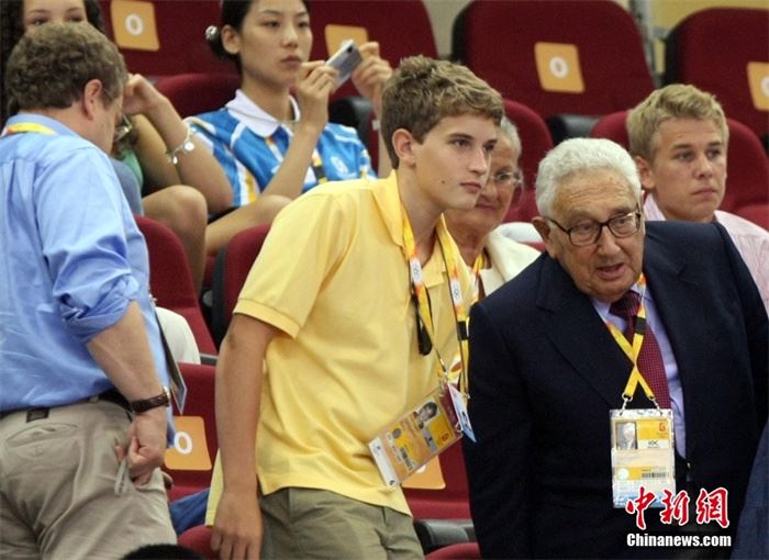 2008年8月9日下午，前来参加北京奥运会开幕式的基辛格，在家人陪伴下到场观看女篮比赛。<a target='_blank' href='/'>中新社</a>记者 任晨鸣 摄