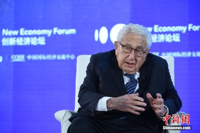 资料图为2019年11月21日，2019年创新经济论坛在北京举行，在“特别会议—对话：基辛格博士”环节，美国前国务卿、创新经济论坛名誉主席亨利·基辛格(Henry Kissinger)出席并发言。<a target='_blank' href='/'>中新社</a>记者 侯宇 摄