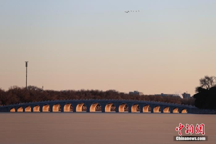 资料图：冬至节气，北京颐和园内，落日余晖照射在十七孔桥所有桥洞的侧壁上，形成“金光穿洞”美景。 <a target='_blank' href='/'>中新社</a>记者 韩海丹 摄