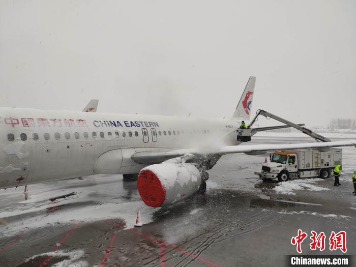 资料图：飞机进行除雪作业。 东航安徽分公司供图