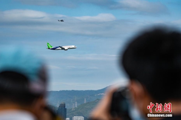 图为香港市民及航空爱好者在宝马山顶拍摄C919。<a target='_blank' href='/' >中新网</a>记者 侯宇 摄