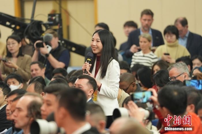 3月7日，十四届全国人大二次会议在北京举行记者会，中共中央政治局委员、外交部长王毅就中国外交政策和对外关系相关问题回答中外记者提问。图为<a target='_blank' href='/'>中新社</a>记者提问。<a target='_blank' href='/'>中新社</a>记者 崔楠 摄