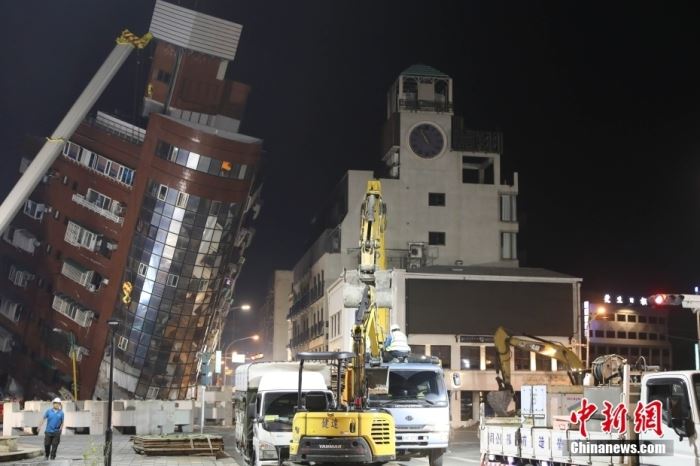 4月3日7时58分在台湾花莲县海域发生7.3级地震，震源深度12公里。震后，位于花莲的天王星大楼发生严重倾斜，多人受困。据了解，地震发生时天王星大楼内共有25人，截至目前已救出24人，1人待救援。图为4月3日晚，天王星大楼救援现场。<a target='_blank' href='/'>中新社</a>记者 杨程晨 摄
