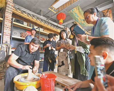 把这里的故事写给世界（热点关注） ——“追梦中华·大美新疆”2025海外华文媒体新疆采访行侧记